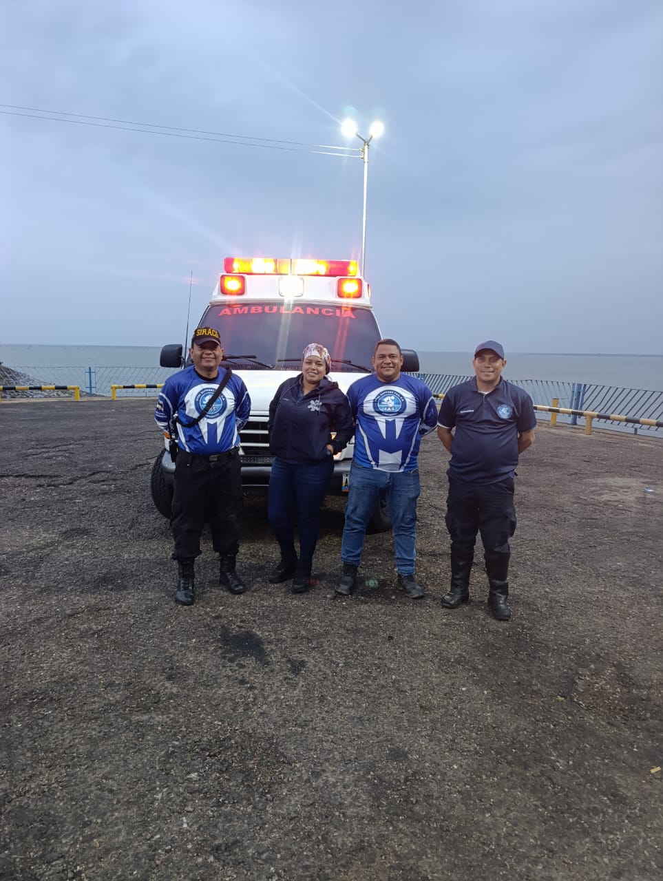 Equipo de VitalSupportFS frente a la ambulancia