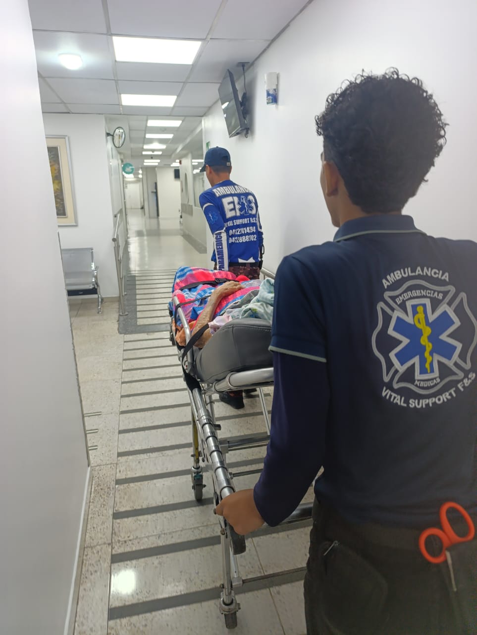 Paramédicos de VitalSupportFS trasladando a un paciente en camilla